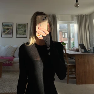 Fin festtopp! - En jättefin festtopp från Lindex. Nyskick! Den är lite genomskinlig över brösten där den byter material. Storlek XS!💞