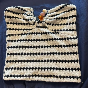 Bandår topp - Säljer den super fina toppen med gulliga Sten detaljer från HM. Den har inte kommit till användning alls eftersom den är alldeles för liten för mig. Så den är som ny. 💗