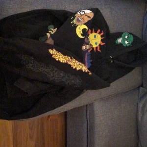 Supreme hoodie sunrise - Bra skick, oanvänd och legat i en låda sedan köpet ny från supremes hemsida, ca 1 år sedan.