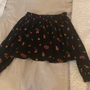 Blommig tröja/blus - Jättebra skick nästan som ny. Storlek S. Jätte fint mönster. 