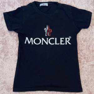 Moncler t-shirt - Moncler t-shirt i storlek S. Nästan helt oanvänd, inga defekter, skador eller hål.
