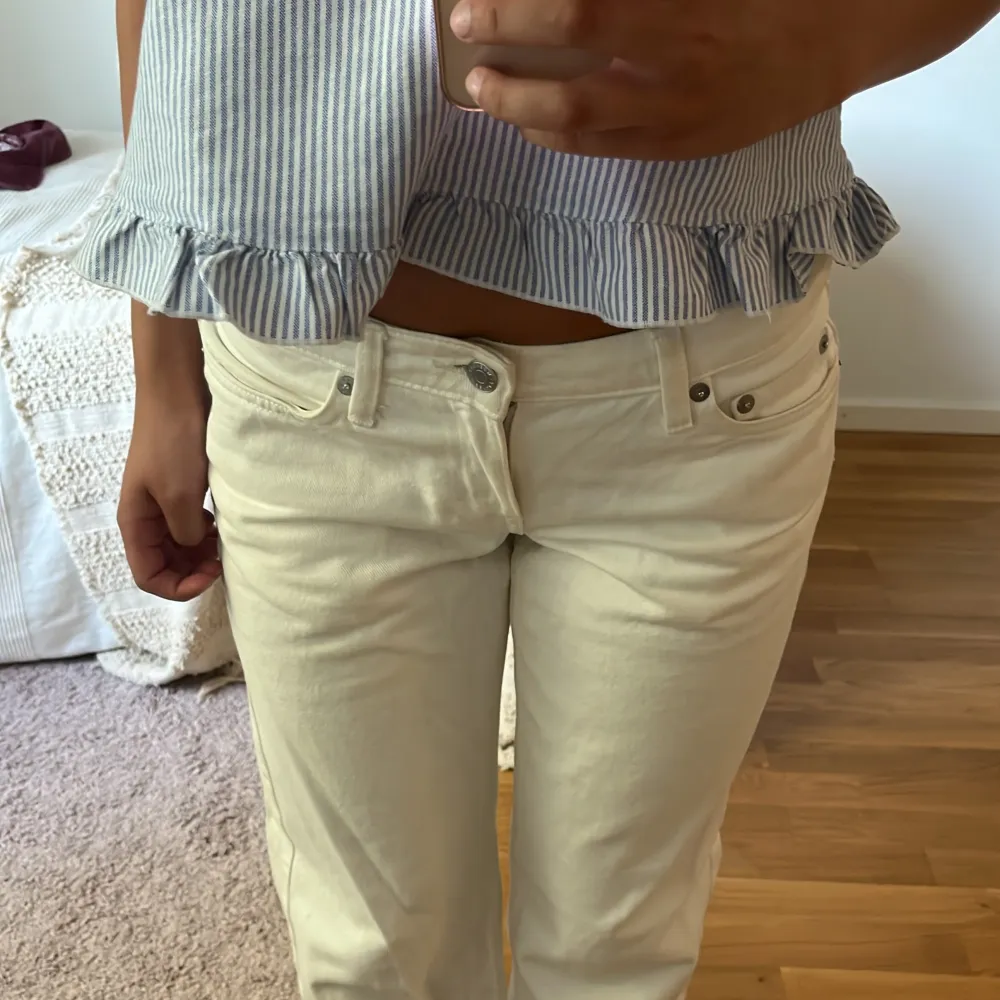 Säljer mina arrow jeans från weekday pågrund av att jag inte använder dem längre. Nypris 590kr👏🏻pris kan diskuteras. Jeans & Byxor.