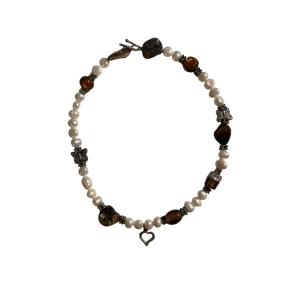 Halsband  - Så gulligt och unikt halsband med stenar, pärlor och olika motiv✨✨✨Den är inte anpassningsbar i kedjan men kan skicka bild på hur den sitter på💞 Skriv privat vid intresse eller frågor 😊🫶🏻
