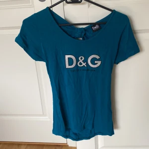 Y2k tröja - Säljer min supersnygga vintage D&G, dolce&gabbana tröja med öppen rygg! Den är använd fåtal gånger. Tröjan är köpt på 2000-talet och är därmed unik!💞💞skriv gärna för fler bilder!