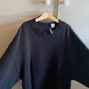 Stickad tröja från hm - Säljer min stickade tröja från hm  då den inte används💗