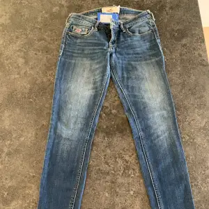 Hollister jeans i använt skick (se bild på emblem bak) men fräscha. Köpta via Sellpy men passade ej varför jag säljer vidare dem. 