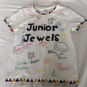 Säljer min ”Junior Jewels” tröja som jag gjorde själv under min Taylor Swift fas. Säljer för att den inte kommer till användning längre!❤️