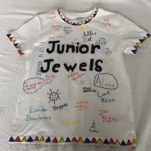Säljer min ”Junior Jewels” tröja som jag gjorde själv under min Taylor Swift fas. Säljer för att den inte kommer till användnign längre!❤️