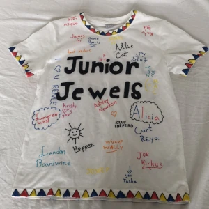 Junior jewels  - Säljer min ”Junior Jewels” tröja som jag gjorde själv under min Taylor Swift fas. Säljer för att den inte kommer till användning längre!❤️