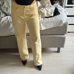 Gula lågmidjade jeans - Lågmidjade jeans, storlek L men sitter oversized och lågmidjat på mig som har S/M. 