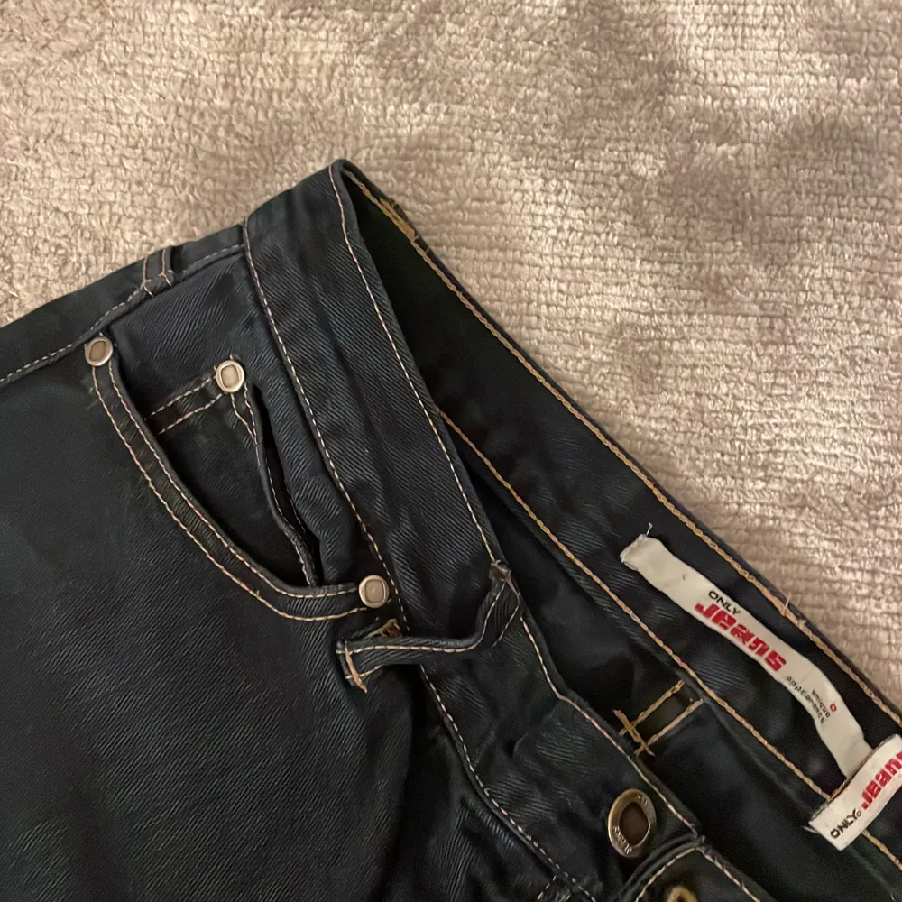 Säljer mina jeans från Only. De är aldrig använda av mig, men köpte de på sellpy för över 300 kr. Där stod det att de var använda fåtal gånger och är därför i mycket bra skick. (Storleken säger 32, men upplever de som 36/38)💕. Jeans & Byxor.