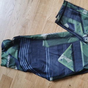 Träningstights - Märket Ikersandegaard. Jätte sköna, sitter där dem ska både på löprundan men även på gymmet. Nyskick