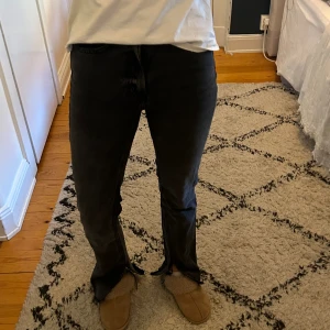 Grå/svarta jeans zara - Grå/svarta jeans drån zara med slits, bra skick😇