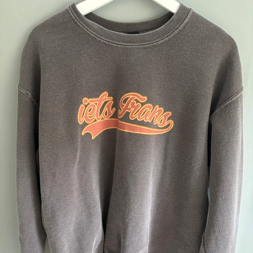 Säljer denna coola vintage liknande sweatshirt från Urban outfitters!!. Neuletakit & Villapaidat.