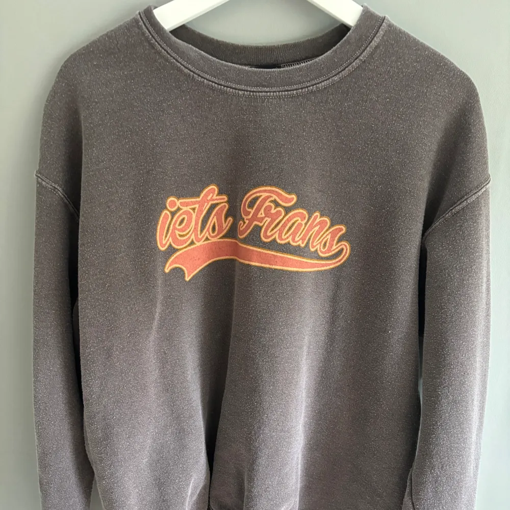 Säljer denna coola vintage liknande sweatshirt från Urban outfitters!!. Tröjor & Koftor.