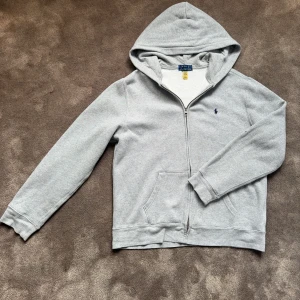 Ralph lauren zip up - Säljer nu denna riktigt snygga zip up från Ralph lauren som jag fick för några år sedan men som nu är för liten, använd varsamt och hängt i garderoben sen 2 år tillbaka. Storlek XL i Ralph laurens barnstorlek. Skriv om fler frågor finns😁