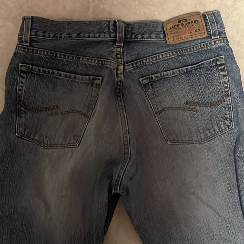 jeans med hål från jack & jones. Hålen är slitna själv💗 bra kvalitet . Jeans & Byxor.