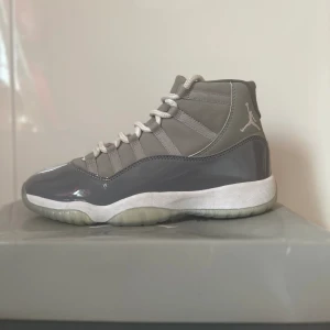 JORDAN 11 COOL GREY KAN BYTA MOT 4:OR - Säljer nu mina Jordan elvor då de vuxit ur mig och bara samlar damm. Nypris ca 2500 köpte de här på plick, inte riktigt säker på att de är äkta, men de känns äkta, och är riktigt sköna. Hör gärna av dig vid minsta fundering. Priset kan diskuteras.