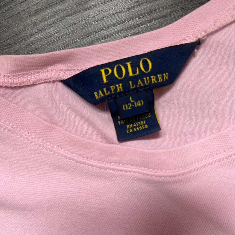 Rosa Polo Ralph Lauren t-shirt som är i bra skick men tyvärr för liten. På lappen står det L men de är i ”barnstorlekar” den sitter som xs ❤️ Pris kan diskuteras!!. T-shirts.