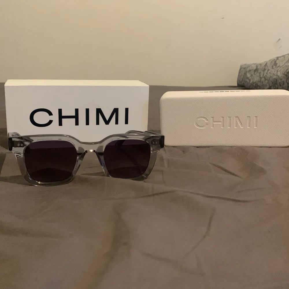 Säljer ett par snygga chimi 04 grey eftersom att jag knappt använder de. Ser helt nya ut. Allt og medkommer. Passar perfekt inför sommarn!. Accessoarer.