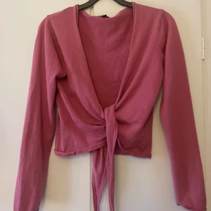 Topp med knytning - Super fin rosa topp med knyt! Säljer den på grund av att den inte kommer till någon användning 
