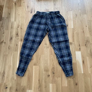 Pyjamasbyxor  - Blåa pyjamasbyxor från Cubus. Säljs för att de är för tajta på mig. Måttligt använda men i gott skick. Storlek M.  Säljs för 30 kr.