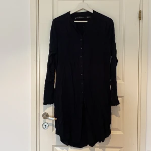 Svart lång skjorta  - Lpng skjorta från lager157. Strl L. Upplever den liten i storleken. 