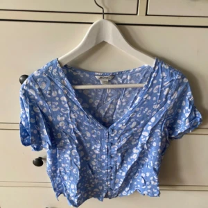 Cropped top - Somrig top från Monki. Härligt mjukt tyg. Oanvänd