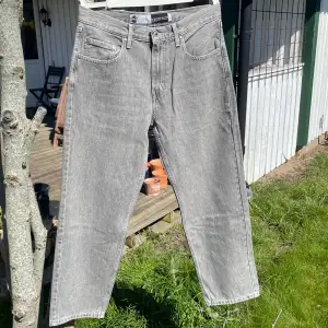 Gråa levis Silvertab jeans i loose fit. Aldrig använda, snygg passform men inte riktigt min stil, kan lösa fler bilder vid behov. W32 L32