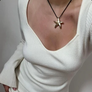 Stickad vit klänning  - Superfin stickad klänning från Felicia Wedin kollektion med Vero Moda. Använd få antal gånger som ny! Storlek M men liten i storlek så passar S. 