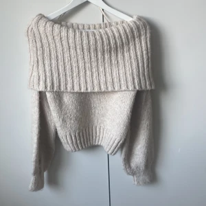 Stickad off shoulder  - Säljer denna skitsnygga off shoulder tröja då den inte passar. Bara provad och har hängt i garderoben. Den är i storlek XS och har inga defekter. 