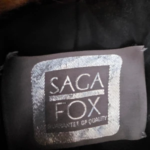 Saga fox - Lång pälsjacka av saga fox  Storlek 38 men en stor 38 130 cm lång