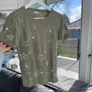 T-shirt - Jättefin och unik T-shirt🥰Jag är i vanliga fall storlek S men denna passar jättebra ändå😁Köparen står för frakten!