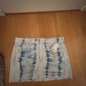 Mönstrad kjol  - Fin kjol som aldrig är använd, säljer då den är för stor. Prislapp kvar💕💕