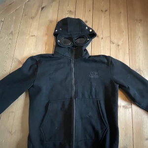 Cp company zip hoodie  - Säljer nu min cp company eftersom jag nu tröttnat på den. Storleken är M. Hör av dig vid minsta fundering. Pris kan diskuteras 