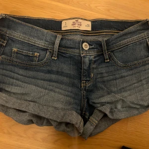 Shorts🥰 - Fina lågmidjade shorts från hollister som tyvärr inte passar mig längre. W26💕