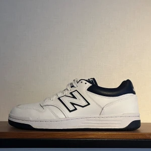 New balance 480 - Säljer nu mina new balance 480 i storlek 42! Nypris ligger på ca 1100kr. Skorna är använda väldigt lite och ser nästintill sprillans nya ut! Har du några frågor är det bara att skriva!✍️ 