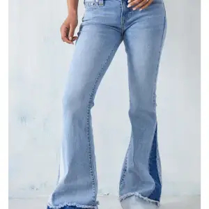 Lågmidjade jeans från True Religion där de finns detaljer i denimtyg med olika nyanser av blå. Supersnygga men tyvärr för stora för mig. Storlek 30 i midjan och  långa ben, helt slutsålda nypris 2700