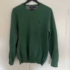 Ralph lauren tröja - Säljer nu min ralph lauren tröja i storlek M! Nypris ligger på ca 1900kr. Den är sparsamt använd och i bra skick. Har du några frågor är det bara att skriva!✍️ 