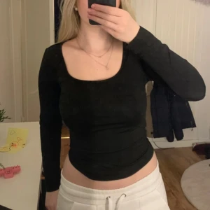 Svart tröja  - Storlek S PETITE. Använd nån gång 