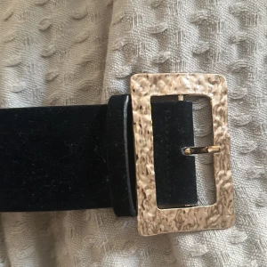 Svart skärp  - Svart skärp som jag gjort ett eget litet hål i för att sitta tajtare, i nyskick annars 🥰