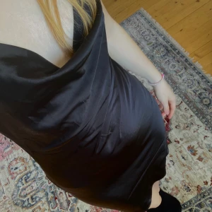 satinklänning - Festklänning i satin🌟 Supersnygg klänning köpt på monki 💋