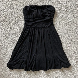 Miniklänning  - Såå snygg bandeau klänning som passar både till fest och som stransklänning! 🙏🏼