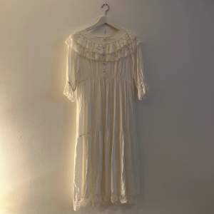 Jättefin klänning i lite viktoriansk stil(?) Fint skick men har en liten fläck, se bild 3! Men det är inget som syns.🪷