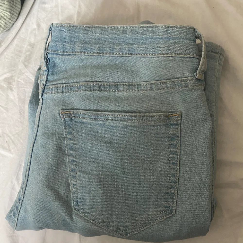 Byxor från H&M storlek 164. Använda fåtal gånger🩵. Jeans & Byxor.