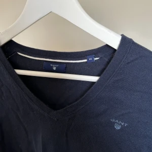 Tröja  - Gant tröja i bra skick något nopprig därav de billiga priset.