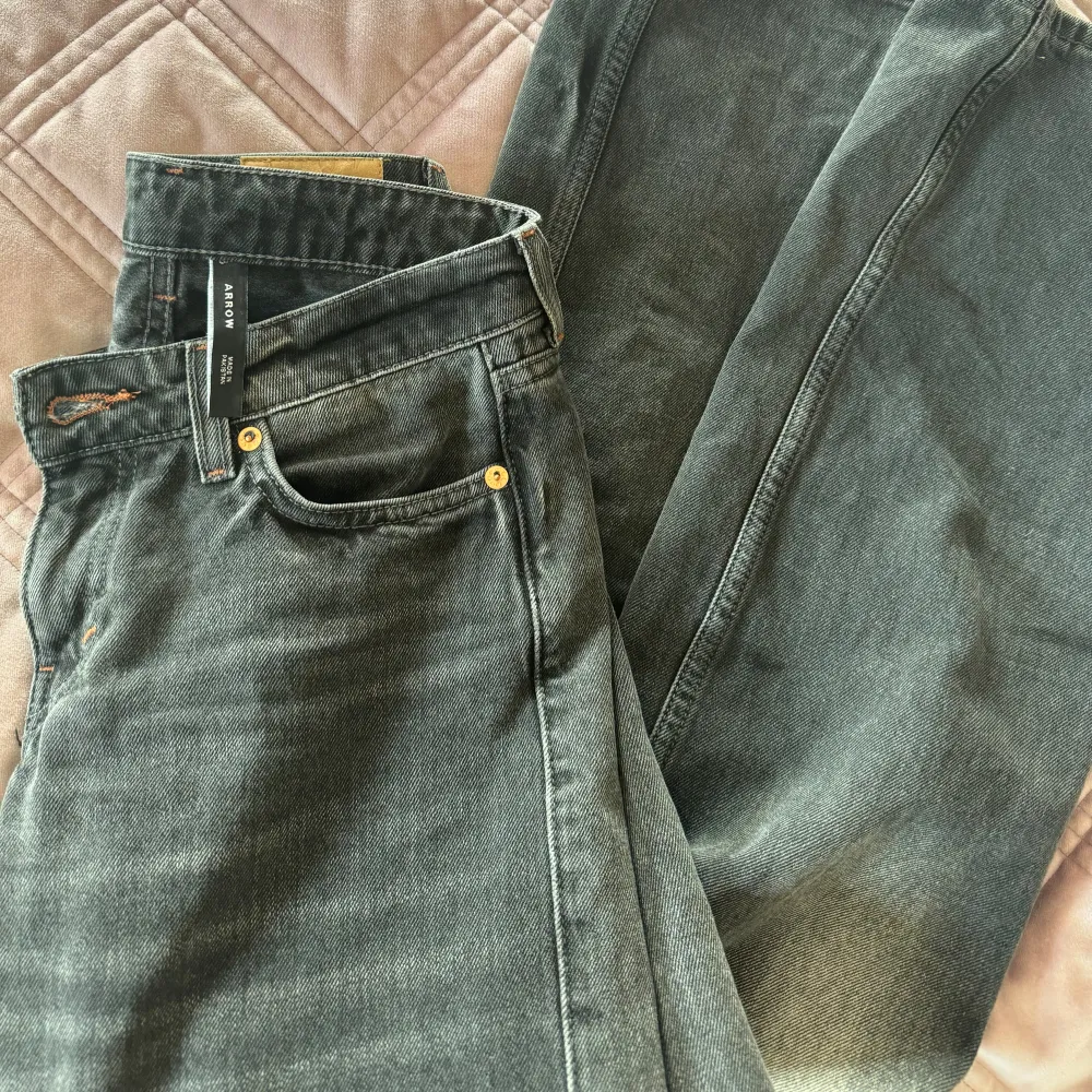 Ett par lågmidjade jeans från Weekday i nyskick. Säljer pågrund av att dom inte används💗😁. Jeans & Byxor.
