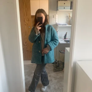 Kappa från Zara 💙 - Jättefin kappa i barnstolek 130 (men är dock stor i storleken) Lite nopprig vid ärmarna men går att ta bort 💙