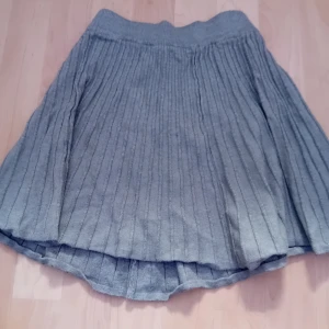 Grå kjol - Hej! Jag säljer denna fina kjol i storlek S som passar 13-14-åringar. Den är i jättebra skick och perfekt för att skapa en trendig look! Priset är 20 kr och om du är intresserad. Köpare betalar för frakten!
