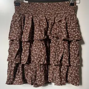 Säljer denna jätte söta kjolen från Lindex barn! Storlek 158/164💗 Skulle säga att den passar ca xs - m💗 Köparen betalar för frakten! 😊
